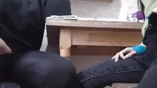 Während unser Nachbar laut fickt, masturbieren wir mit Reden und Sperma - Lesben-Candys