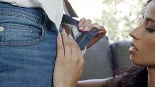 Dunkelhäutige brasilianische Manoella wird von einem dicken Schwanz gedehnt