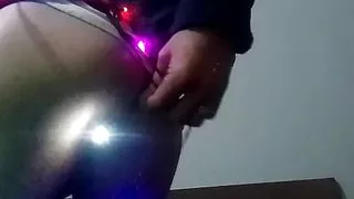 Großer Schwanz masturbiert Video mit Schaukel seinen süßen Penis und aashole