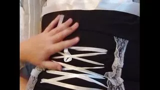 Sissy Maid in Keuschheit verzweifelt im Bett