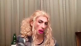 Russische Trans-Hure pisst im Sitzen