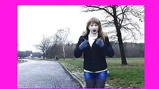 Fernseh-Gummipuppe Monique - wieder auf einem Parkplatz