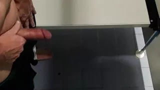 Ein Typ wichst seinen großen Schwanz in einer Umkleidekabine und sperma