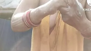 Anita Yadav badet draußen mit heißen