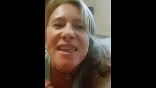 Schlampe Julia Cox bekommt die Aufmerksamkeit ihres Vaters, indem sie seinen Schwanz lutscht und Sperma schluckt