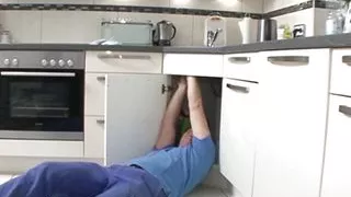 Mature zahlt Hausmeister Zeche mit Ihrem geilen Body