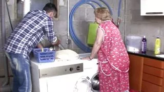 Oma wird vom Hausmeister gebumst