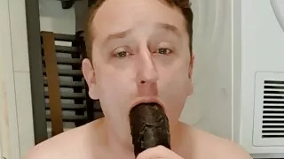 Marcel Lokken lutscht an einem BBC-Dildo und gesteht, was für eine Schlampe er ist