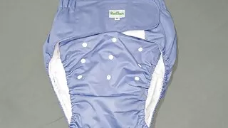 Von gefüllten blauen Windeln entspannend