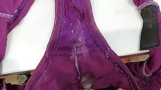 Schnelles Sperma auf lila Höschen der Ehefrau