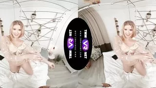 TmwVRnet - Eyla Moore - Glam blonde waits for dude in bed