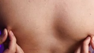 College Boy hat Spaß daran, seine Brustwarzen vor der Kamera zu berühren