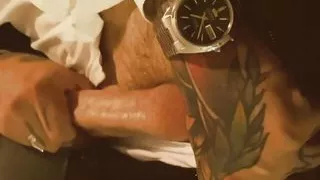 Macho gostoso e elegante tirando a roupa e mostrando o pau