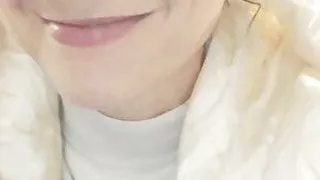 Delia gioca con lei stessa davanti ad un drink al bar