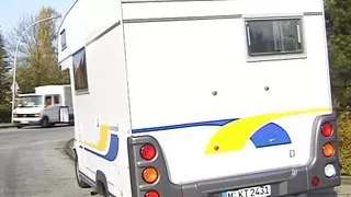 junge brunette anhalterin wird im wohnmobil von zwei typen gefickt