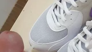 Quick cum on girl down the streets nikes