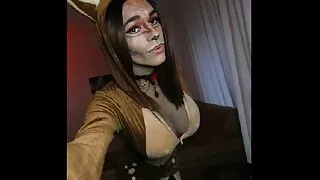 Süßer Hirsch Crossdresser rekrutiert als Santas Helferin