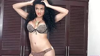 BH mit großen Titten und Höschen mit einem sehr dicken und saftigen Trans Mädchen Schwanz sowie High Heels einen engen Transen Arsch