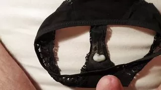 Schnelles Sperma auf kleinen und riechenden Höschen