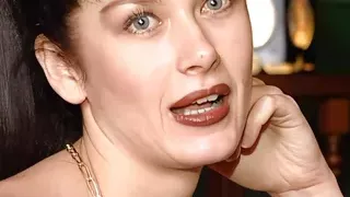 brunette schoenheit in rotem lack und strapsen blaesst in der oeffentlichkeit