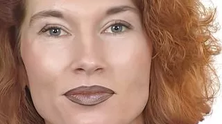 Rothaarige Milf fickt Dildo beim Casting