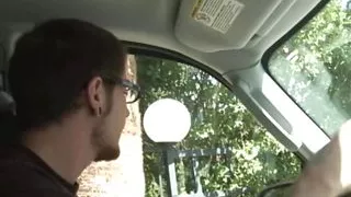 Ihre üppigen Kurven zittern, während der dicke Schwanz des Mannes in sie eindringt.