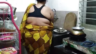 Kitchen Me Saree Pahana Desi Hot Aunty Ki Chudai - (55 Year Old Tamil Aunty Fucks In The Kitchen)