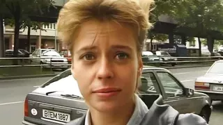 lesbe mit grossen titten geht fuer geld mit zum casting und steckt sich vibrator in die pussy