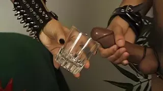 domina hat ihren sklaven voll im griff