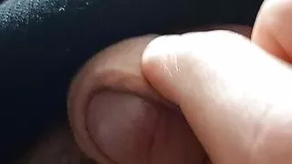 Meine Freundin stellt ihre Beine hinter ihren Kopf, um sicherzustellen, dass das Saugen hart ist