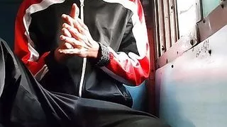 Junge Masterbate im Zug großer Schwanz