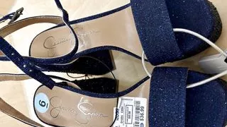 Ruckeln, um blaue Glitzer-High Heels zu zeigen