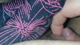 TerryTrans zeigt und reibt seinen kleinen Schwanz