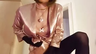 Jess Seide Reiten Dildo in rosa Satin Nachthemd und Robe mit Bob Perücke