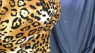 Beuteschau in Leggings mit Gepardenmuster