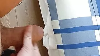 Ein junger Schwuler trainiert für den ersten Sex mit einem Trans, will es im Doggy Style machen und mit dem Arsch anfangen