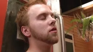 Junger süßer Mann bekommt einen kräftigen Oralsex von seinem sexy schwulen Freund und spritzt gewaltig ab