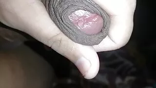 Beim Wichsen meines großen braunen Schwanzes kam heißes Precum heraus