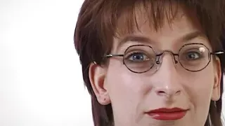 Bilanzbuchhalterin voegelt dildo vor kamera