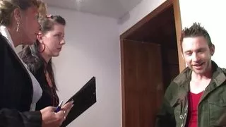 Erstaunlicher Dreierfick mit Sexdoktor