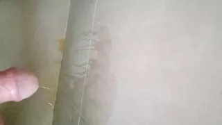 Der Nachbar hörte wieder laute Musik und behandelte mich ohne Respekt, also pisste ich wieder an seine Wand, aber was ist mit