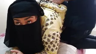 Pakistani hot aunty (Nadia) Ex boyfriend ko ghar le ate hain aur chudai karati hain, jab ghar mein koi nahin hota hai