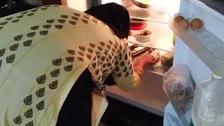 (Indian Hot Maa ke sath Beta Jabardasti chudai) When stepmom opened the fridge, stepson fucked & put her in the fridge