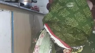 Desi Aunty ko bawarchi khana me Roti banata howa choda,