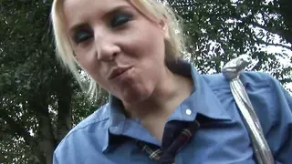 willige Blonde bekommt Traum in schwarz