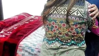 Pakistanische Tante fickt ihren Hauskoch, wenn ihr Mann im Büro ist, mit klarem Hindi-Audio