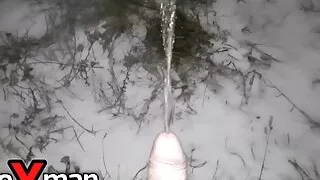 Young dick pees in the snow for the first time - SoloXman