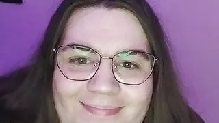 eine bbw spielt mit einem dildo