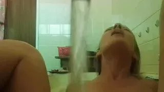 Einen Orgasmus bekommen, wenn das Leitungswasser auf meine Muschi läuft