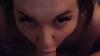 Junge Shemale saugt reifen Schwanz